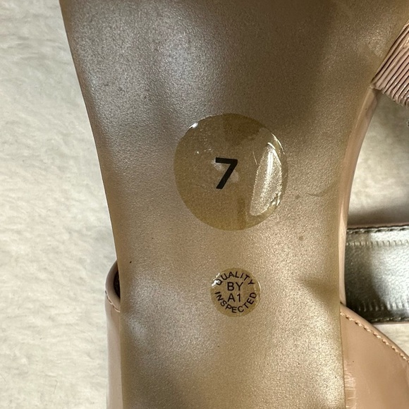 Worthington Tan Patent Leather Heels Minimalist Design - Picture 9 of 12